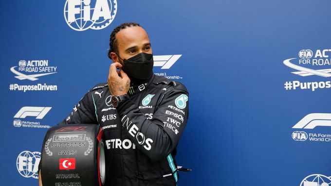 Lewis Hamilton po kvalifikaci před Velkou cenou Turecka 2021.