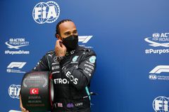 Hamilton v Turecku vyhrál kvalifikaci, kvůli trestu se ale propadne o deset míst