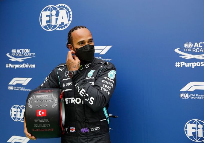 Lewis Hamilton po kvalifikaci před Velkou cenou Turecka 2021.