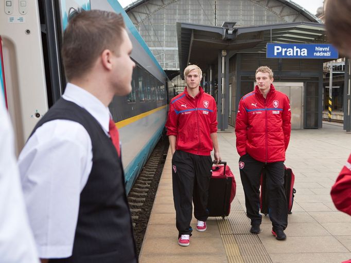 Čeští fotbaloví reprezentanti při příjezdu vlakem do Olomouce, kde se střetnou se Slováky.