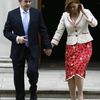 Gordona Browna a jeho ženu Sáru zachytil fotograf na schodech ministerstva financí. Odtud jeli do Buckinghamského paláce.