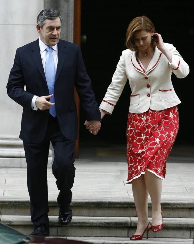 Gordona Browna a jeho ženu Sáru zachytil fotograf na schodech ministerstva financí. Odtud jeli do Buckinghamského paláce.
