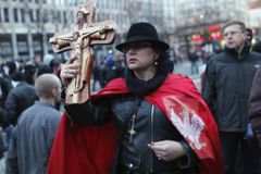 Katolíci štvou Polsko proti muslimům. Z Ježíše na kříži dělají srp a kladivo