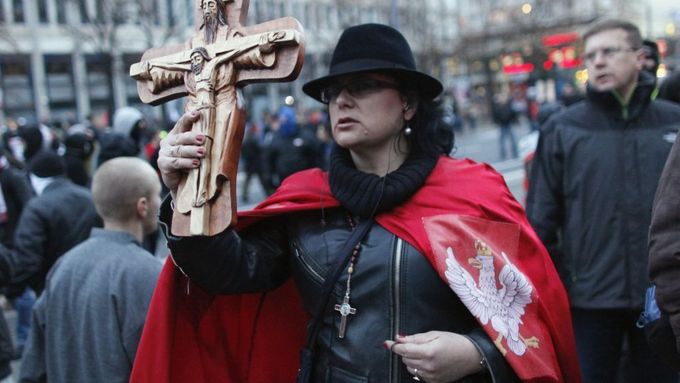 Polská orlice a Ježíš, národ a víra. (Snímek z demonstrace v roce 2012.)