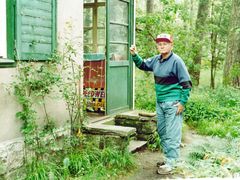 Bohumil Hrabal v Kersku, kde v 60. letech koupil chatu a staral se tam o mnoho koček.
