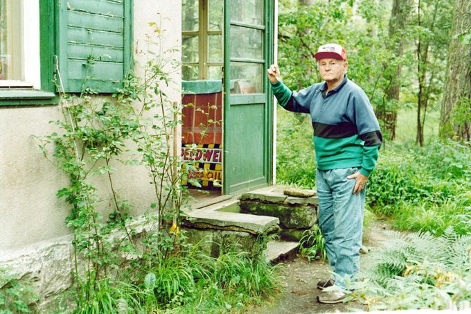 Bohumil Hrabal na chalupě v Kersku v roce 1994.