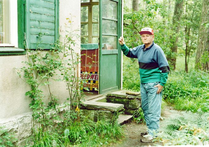 Bohumil Hrabal na chalupě v Kersku v roce 1994.