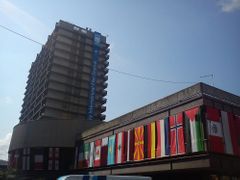 Kosmopolitní brutalita. Hotel Thermal otevírá své hranatě srdečné filmové náručí.