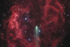 Lionel Majzik: Kosmická růže. Třetí místo v kategorii Planety, komety a asteroidy. Fotografie zachycuje kometu 4P/Faye a emisní mlhovinu Sh2-261 v souhvězdí Orionu, která svým vzhledem připomíná červenou růži.