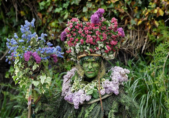 Účastník každoročního průvodu a festivalu May Day bank Holiday "Jack In The Green" v Hastingsu v Británii, 2. května 2022.