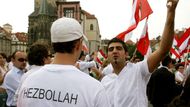 "Hizballáh pro mne představuje armádu, která chrání obyvatele Libanonu. Skutečná libanonská armáda je velmi slabá," vysvětlil tento mladík, proč nosí na triku název organizace, proti níž vede Izrael válku.
