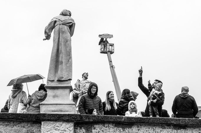 Skupinový portrét obyvatel Náměště nad Oslavou o velikosti 4x3 metry, umístěný na fasádě jednoho z tamních domů.