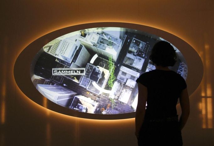 A visitor looks at a video screen at the 'Top Secret' Spy Museum in Oberhausen, July 10, 2013. The museum presents various objects, devices and gadgets used for spying or related to espionage. REUTERS/Ina Fassbender (GERMANY - Tags: SOCIETY ENTERTAINMENT) Published: Čec. 10, 2013, 3:10 odp.