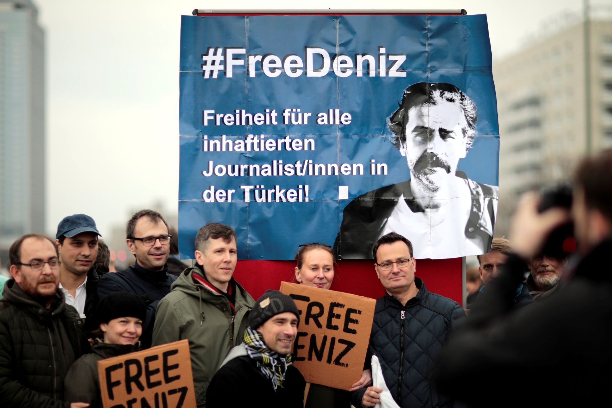 Demonstranti v Berlíně, Deniz Yücel.
