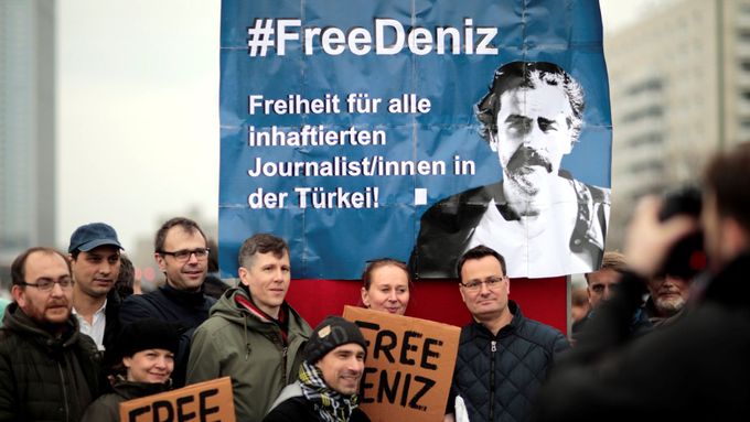 Demonstranti v Berlíně, kteří požadují svobodu pro německo-tureckého novináře Denize Yücela.