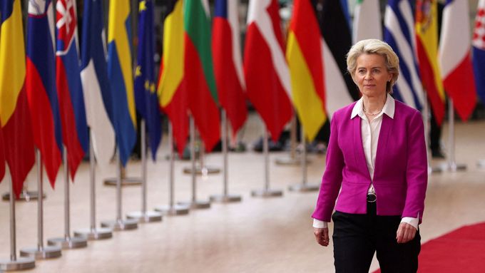 Předsedkyně Evropské komise Ursula von der Leyenová na mimořádném summitu v Bruselu.