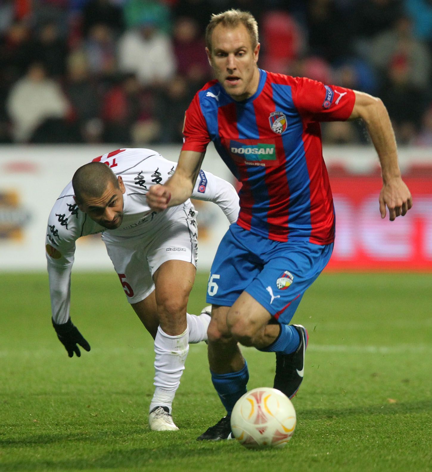 Fotbalisté Plzně Daniel Kolář uniká před Salimem Toamou v utkání proti Hapoelu Tel Aviv během Evropské ligy 2012/13.