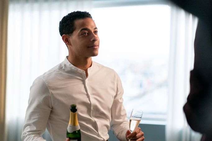 Daryl McCormack jako Leo.