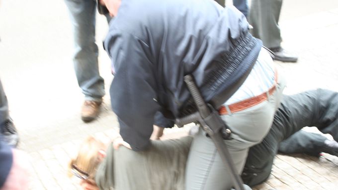 Při antifašistické demonstraci policie podle zbila a zatkla vrchní ředitelku sekce lidských práv a rovných příležitostí Úřadu vlády Kateřinu Jacques.