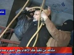 Popravčí navlékají oprátku iráckému exprezidentovi