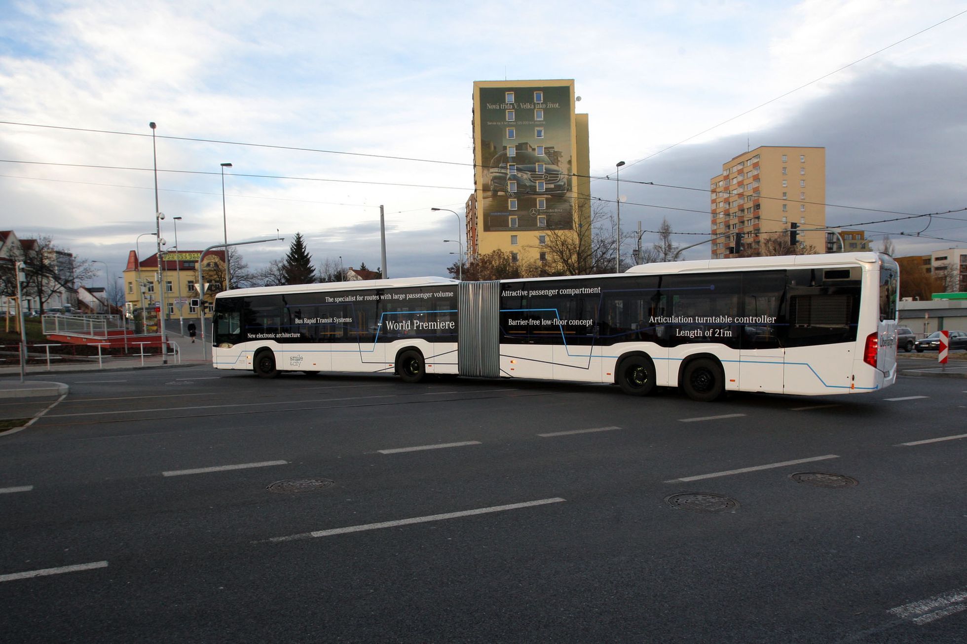Velký autobus na cestu na letiště