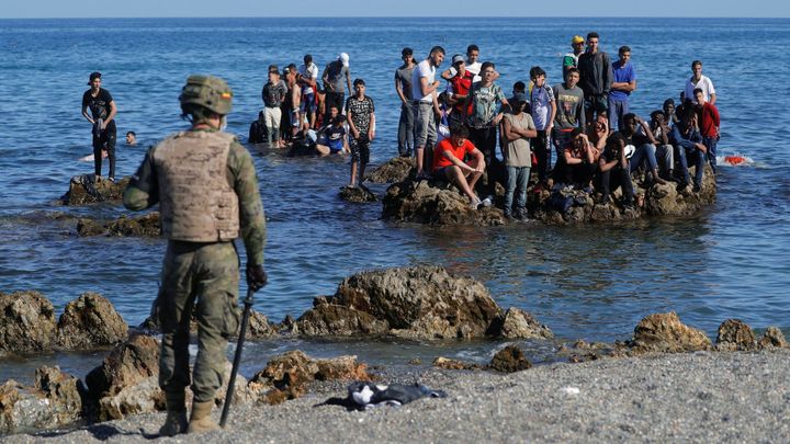 Chaos v Ceutě. Španělskou enklávu plní tisíce migrantů, k cestě je ponouklo Maroko; Zdroj foto: Reuters