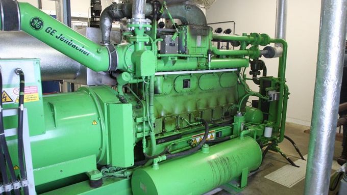 Plynový motor z Rakouska pohání elektrogenerátor. Chladící vodou se vytápí obec