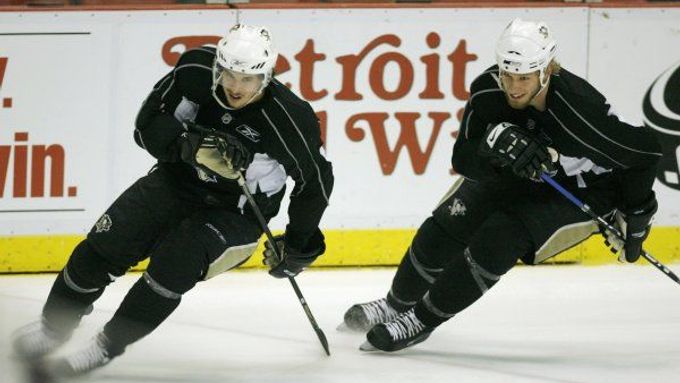 Prohrávají, obtáčejí povinná kolečka a ještě jim zbývá čas na úsměv. Sidney Crosby a Jordan Staal.