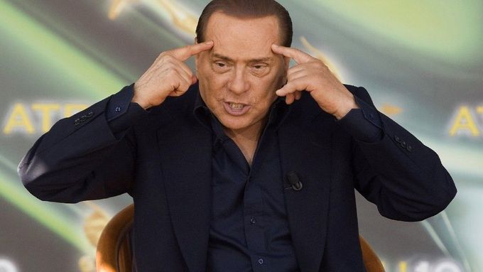Další z gest Silvia Berlusconiho - 12. září 2010 v Římě.