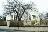 Takzvaná Winternitzova vila, které se dle barvy fasády dříve přezdívalo Béžová princezna, stojí poblíž Malvazinek v Praze 5. Je považována za poslední dílo průkopníka moderní architektury, brněnského rodáka Adolfa Loose.