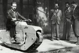 Tento stroj se v angličtině jmenuje tractor cycle a jde o motocykl, který má místo klasických kol pás. V roce 1938 ho vytvořil Francouz J. Lehaitre a jeho hlavním účelem bylo projet v jedné stopě co možná nejtěžším terénem. A protože "tractor cycle" vznikl na prahu druhé světové války, existovaly i úvahy o vojenském použití. K tomu nicméně nikdy nedošlo.