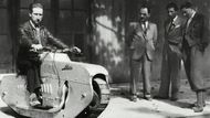 Tento stroj se v angličtině jmenuje tractor cycle a jde o motocykl, který má místo klasických kol pás. V roce 1938 ho vytvořil Francouz J. Lehaitre a jeho hlavním účelem bylo projet v jedné stopě co možná nejtěžším terénem. A protože "tractor cycle" vznikl na prahu druhé světové války, existovaly i úvahy o vojenském použití. K tomu nicméně nikdy nedošlo.