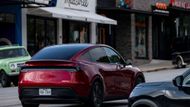 Robotaxi operují v malé části Austinu, kde má Tesla sídlo, jedna jízda stojí zhruba 90 korun.