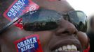 U.S. President Barack Obama is reflected in the sunglasses of a supporter wearing campaign stickers on her face during an election campaign rally at McArthur High School in Hollywood, Florida November 4, 2012. REUTERS/Jason Reed (UNITED STATES - Tags: POLITICS USA PRESIDENTIAL ELECTION ELECTIONS) Published: Lis. 4, 2012, 9:53 odp.