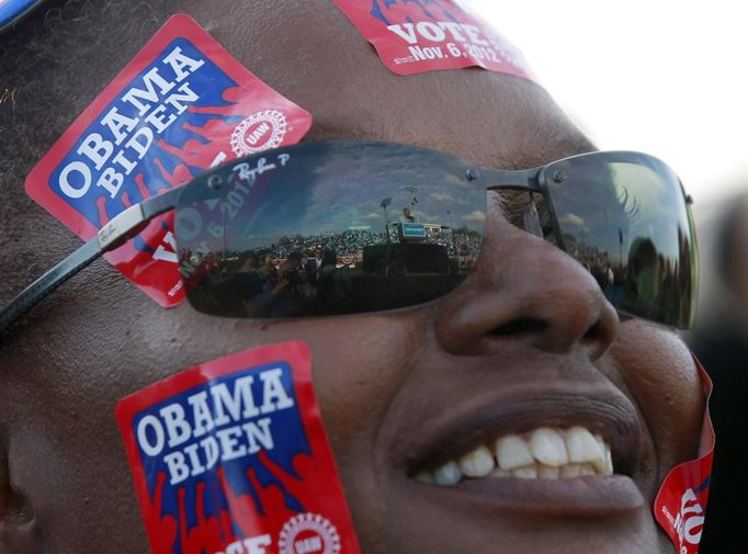 U.S. President Barack Obama is reflected in the sunglasses of a supporter wearing campaign stickers on her face during an election campaign rally at McArthur High School in Hollywood, Florida November 4, 2012. REUTERS/Jason Reed (UNITED STATES - Tags: POLITICS USA PRESIDENTIAL ELECTION ELECTIONS) Published: Lis. 4, 2012, 9:53 odp.