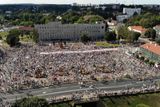 Centrum Minsku v neděli 16. srpna ovládl mohutný protivládní protest, podle agentury Reuters se jedná o dosud největší shromáždění za poslední týden.