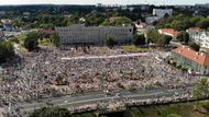 Centrum Minsku v neděli 16. srpna ovládl mohutný protivládní protest, podle agentury Reuters se jedná o dosud největší shromáždění za poslední týden.