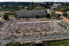 Protivládní demonstrace po prezidentských volbách v Minsku.