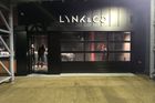 Značka Lynk & Co otevřela svůj první showroom v Česku na dohled od dálnice D1 v Čestlicích u Prahy.