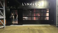 Značka Lynk & Co otevřela svůj první showroom v Česku na dohled od dálnice D1 v Čestlicích u Prahy.