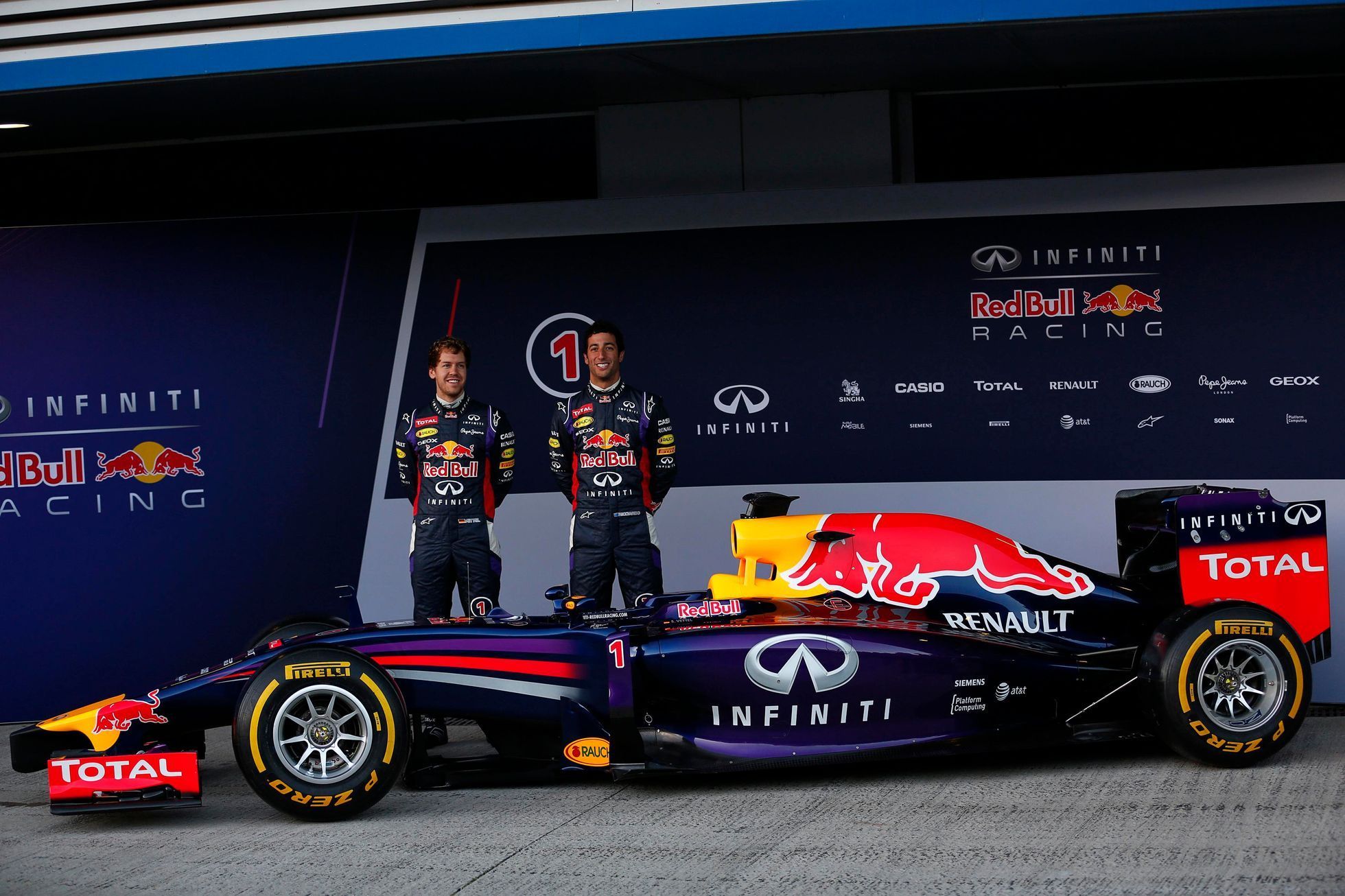 Sebastian Vettel a Daniel Ricciardo představují nový Red Bull RB10