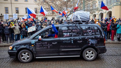 Příznivci iniciativy Chcípl PES na pražském Malostranském náměstí demonstrují proti schválení vládní novely pandemického zákona.