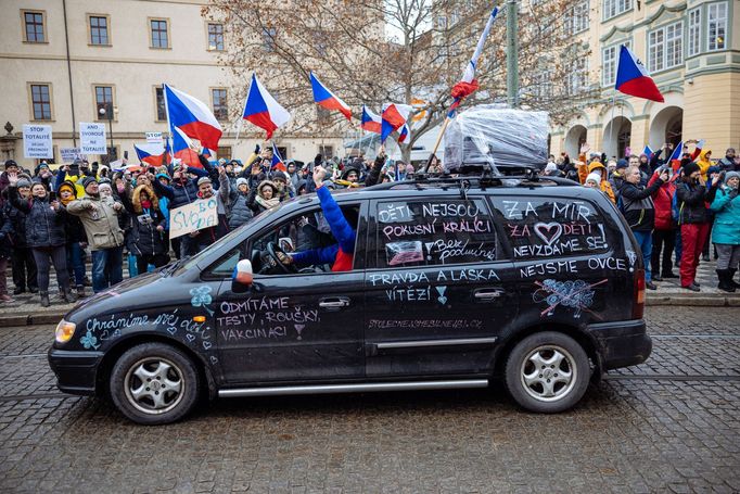 Příznivci iniciativy Chcípl PES na pražském Malostranském náměstí demonstrují proti schválení vládní novely pandemického zákona.