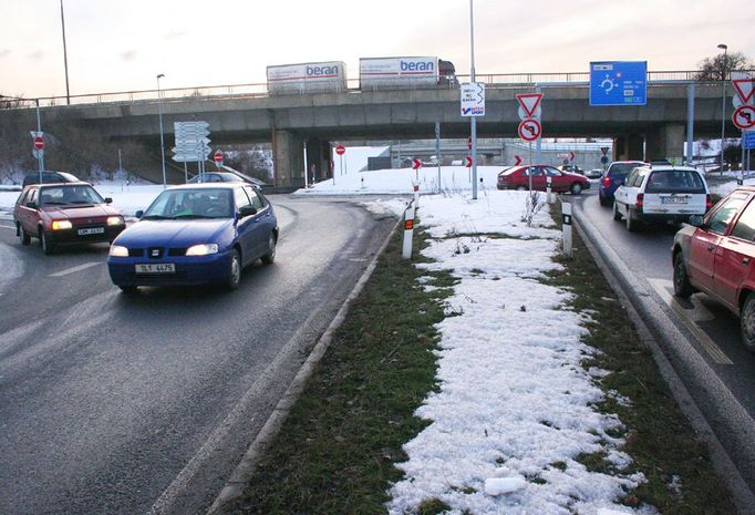 Další bolavé místo Liberce. Komplikovaný systém kruhových křižovatek u sjezdu z rychlostní silnice od Ústí nad Labem. Budou se mu raději vyhýbat i některé autobusy městské hromadné dopravy