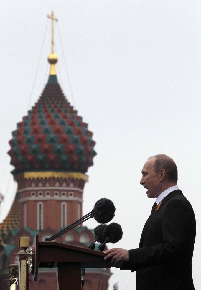 Russian President Vladimir Putin makes a speech during the Victory Parade on Moscow's Red Square May 9, 2012. Russia celebrates the 67th anniversary of the victory over Nazi Germany on Wednesday. REUTERS/Sergei Karpukhin (RUSSIA - Tags: POLITICS ANNIVERSARY SOCIETY) Published: Kvě. 9, 2012, 9:20 dop.