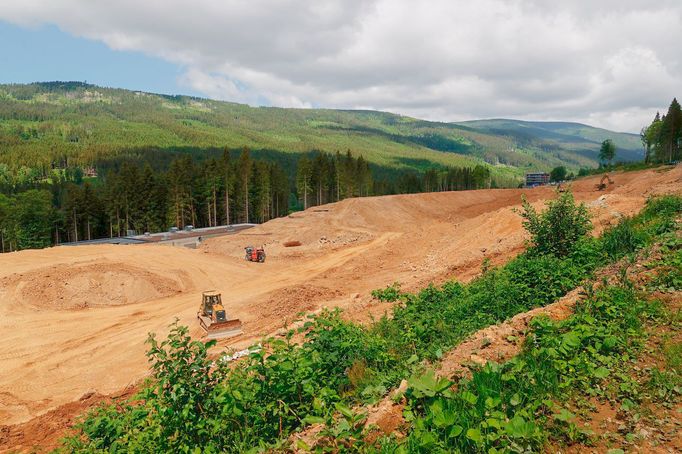 Stavební úpravy terénu v okolí v areálu Resortu Dolní Morava. 17. 6. 2022