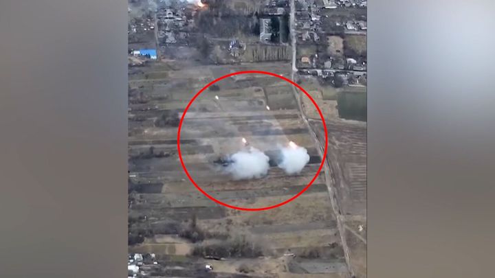 Jak Rusové ostřelují civilisty. Drony natočily raketomety v ukrajinské vesnici; Zdroj foto: Associated Press