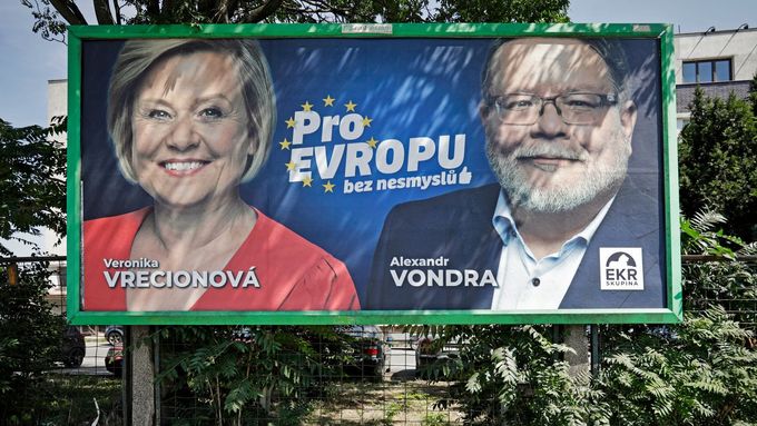 Europoslanci Alexandr Vondra a Veronika Vrecionová na společném billboardu, který se v srpnu 2023 objevil v Praze na Žižkově i dalších místech.