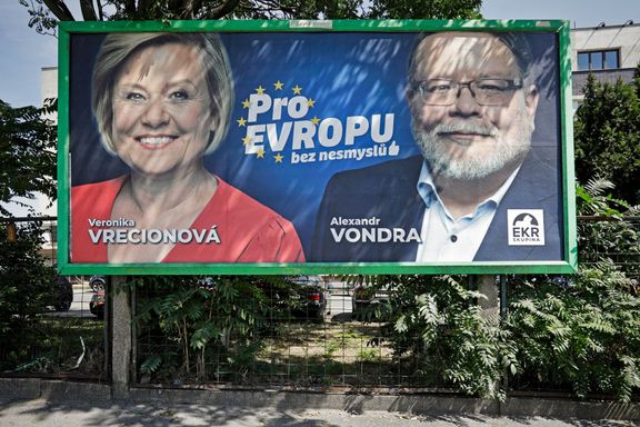 Europoslanci Alexandr Vondra a Veronika Vrecionová na společném billboardu, který se v srpnu 2023 objevil v Praze na Žižkově i dalších místech.