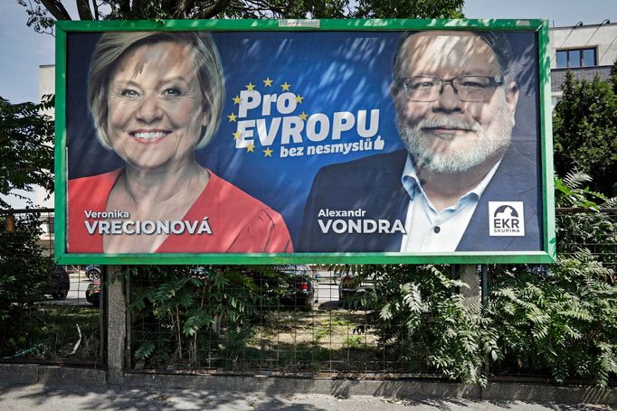 Europoslanci Alexandr Vondra a Veronika Vrecionová na společném billboardu, který se v srpnu 2023 objevil v Praze na Žižkově i dalších místech.